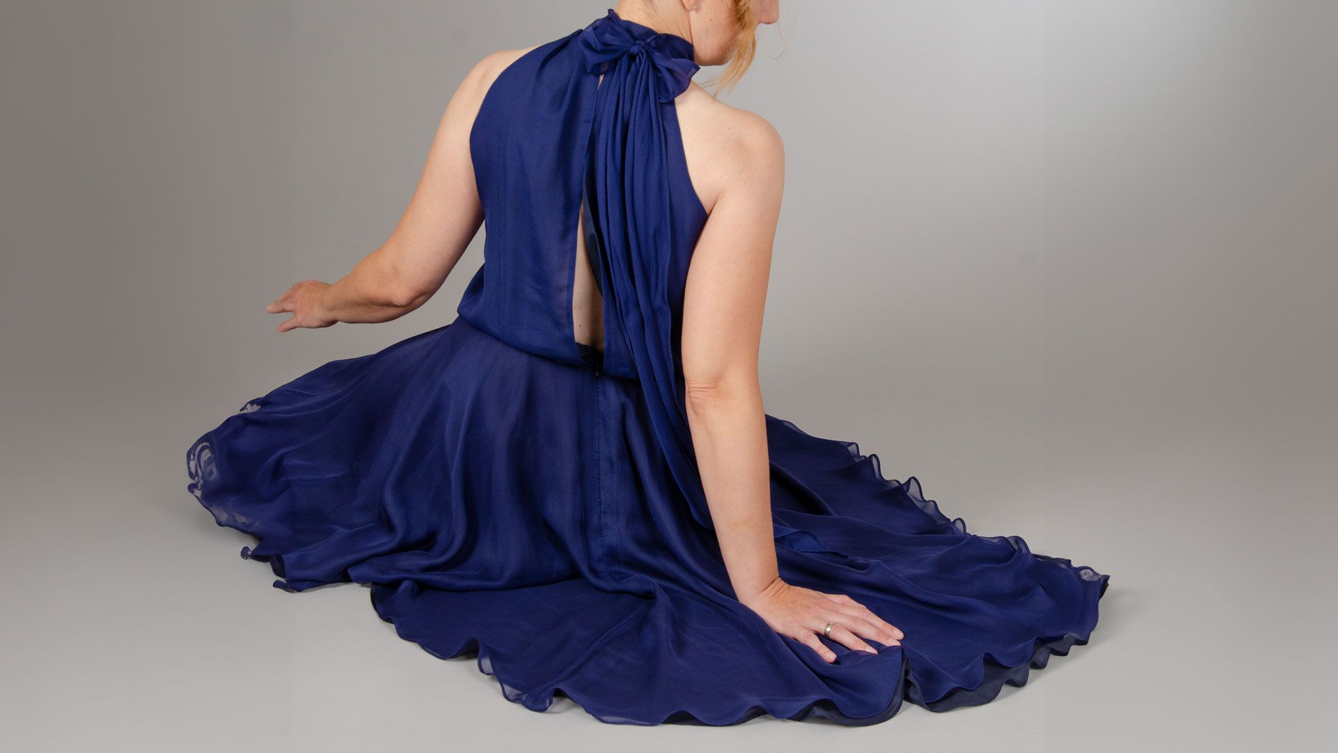 blaues kleid hintergrund b575cb77
