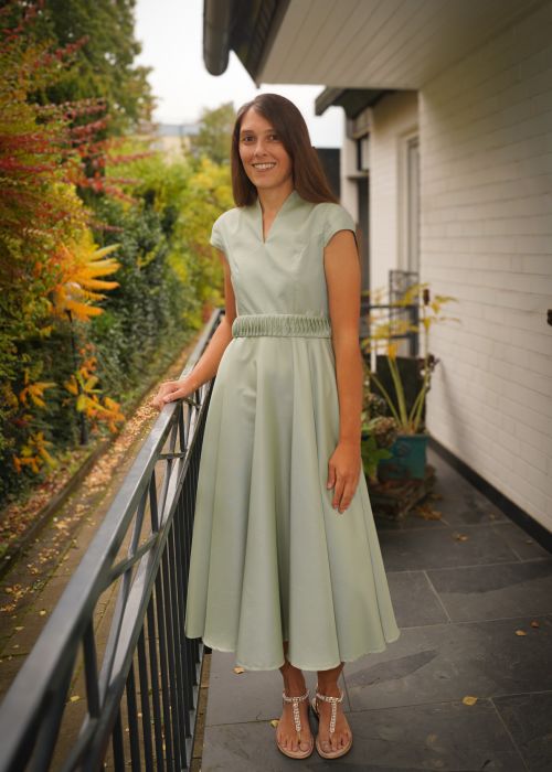 Das perfekte Brautmutterkleid – Stil, Farben und Maßanfertigung 2 Brautmutter Kleid Hochzeit Standesamt Brautkleid Schneiderin Maßschneiderei Balkon Draußen