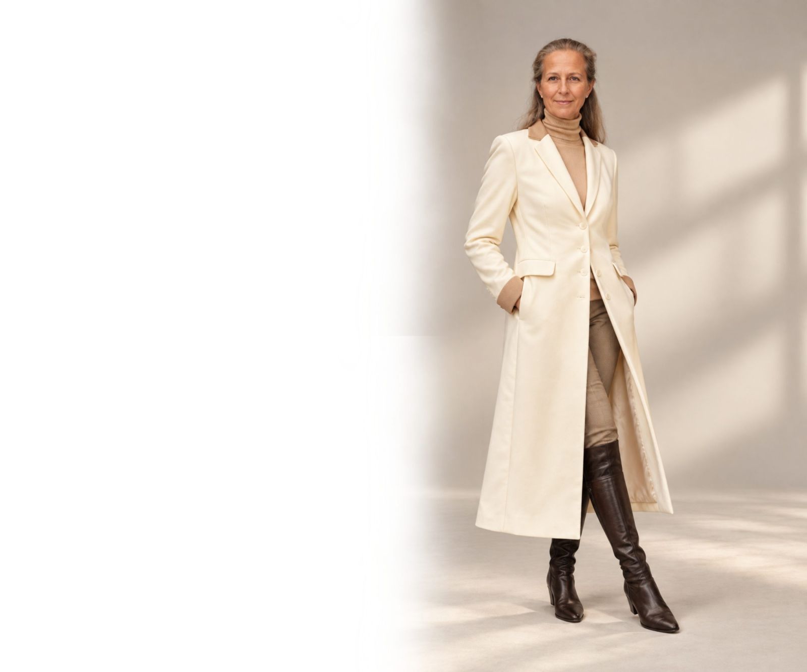 Damenmode 1 Frau im maßgeschneiderten beigen Trenchcoat schaut lächelnd in die Kamera