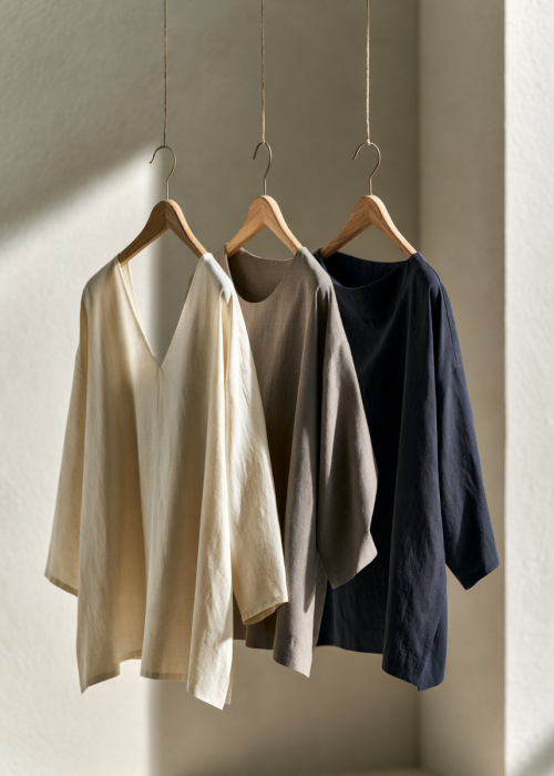 Stilberatung 2 FarbFein Three elegant tailored tops hanging on simple wooden fce347fd cd1b 4184 954c 4b51fa780d4b 0 ccd8297e